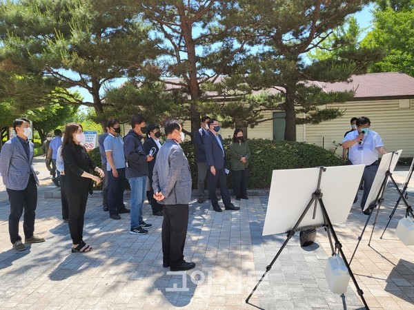 ▲ 26일 실시 된 ‘일산호수공원 자전거도로 우회사업 기본용역’ 중간보고회 현장실사. 보고회에는 이춘표 제2부시장을 비롯한 고양시 호수공원 시민참여위원, 고양시 자전거이용활성화위원, 고양시정연구원, (재)고양국제꽃박람회, 관련부서 등 자문위원 약 20여 명이 참석했다.