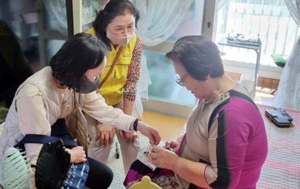 문촌마을 독거어르신을 위한 문안사업을 주엽2동 지역사회보장협의체가 진행하고 있다.