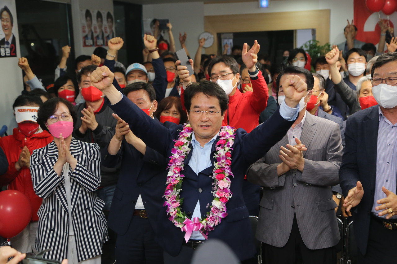 2일 새벽 0시 50분경 화정동 선거캠프에 들어선 이동환 국민의힘 고양시장 후보가 당선이 확실시되자 당원들, 지지자의 박수를 받으며 만세를 부르고 있다.