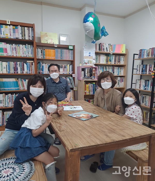 사진 왼쪽부터 내유초등학교 2학년 정효주, 송숙영 심리상담사, 김상철 실장, 여은주 관장, 내유초등학교 2학년 김은우