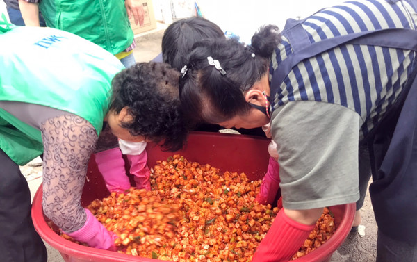 깍두기를 담그고 있는 고봉동 새마을부녀회원들.
