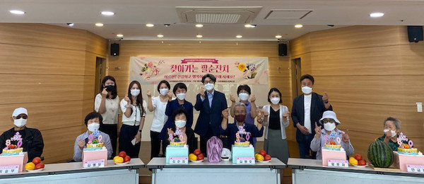  흥도동이 찾아가는 팔순잔치에서 떡케이크에 촛불을 켜고 생일축하 노래도 부르며 즐거운 시간을 보냈다.