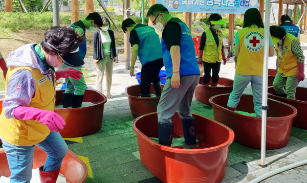 삼송2동이 찾아가는 빨래 서비스를 진행해 거동이 불편한 어르신 가정에 도움을 줬다.