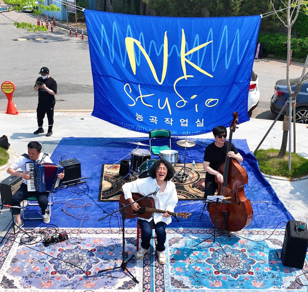  토당문화플랫폼에서는 매달 1회 공연과 플리마켓이 열린다. 5월 능곡스튜디오의 야외 공연 모습.