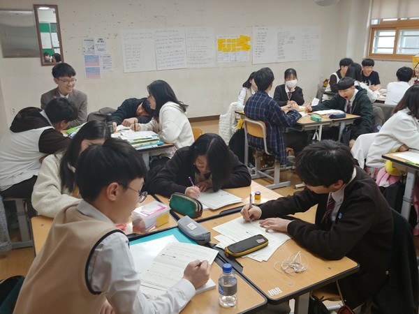 교실에서 토론수업을 하는 학생들. [사진제공=송원석]