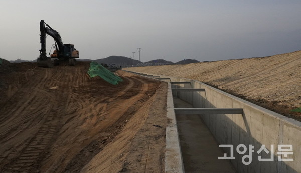 공릉천 하천정비공사 구간 중 생태적 우려가 가장 크게 제기된 공릉천 하구 좌안지구 배수로. (2022년 4월)