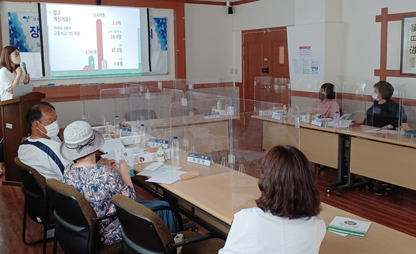 장항1동 지역사회보장협의체 위원들이 주민복지인식 개선 교육에 함께하고 있다.
