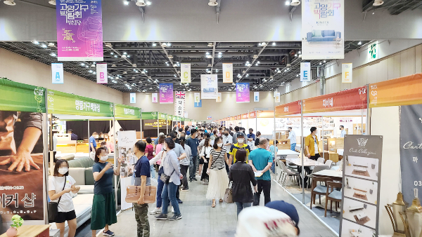 2022고양가구박람회는 트렌디한 최신 가구들을 직접 접하고 저렴한 가격으로 구입할 수 있는 최고의 기회가 될 것으로 보인다. 사진은 지난해 열린 2021고양가구박람회 현장 모습.