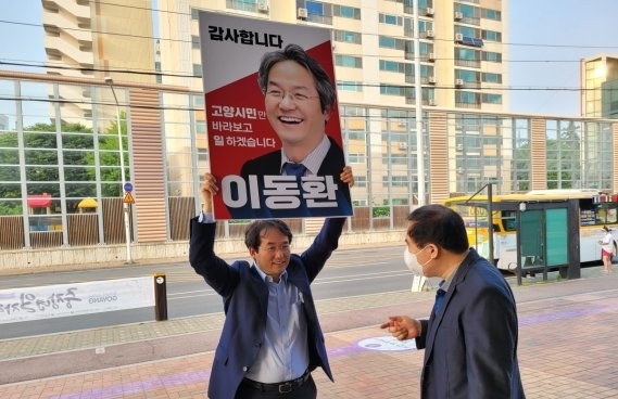 ▲이동환 고양시장 당선인이 지하철역을 순회하며 시민들에게 당선 감사인사를 전하고 있다. 사진제공=이동환 당선인 캠프