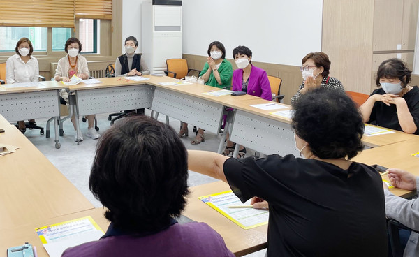 백석1동이 문화강좌의 경쟁력을 높이기 위해 강사간담회를 진행했다.