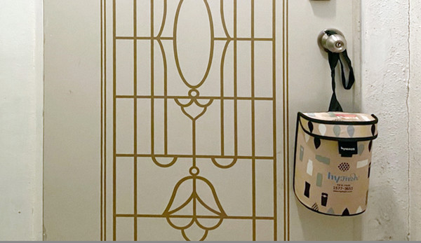 대상가구의 현관문에 야쿠르트 배달함이 설치되어 있다.