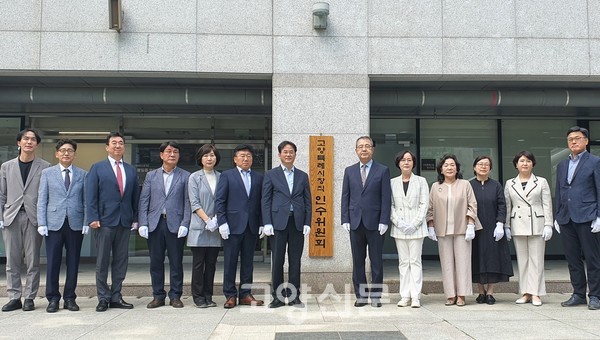 ▲ 이동환 고양시장 당선인이 인수위 조례 통과 다음날인 14일 인수위원회 사무실(아람누리) 앞에서 현판 제막식을 열고 본격적인 인수위 활동에 들어갔다.