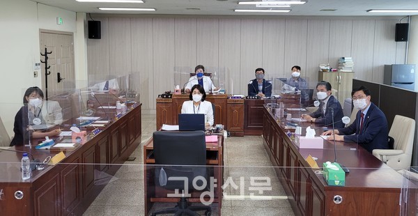 ▲ 13일 조례 제정을 위해 모인 기획행정위 소속 의원들. 강경자·송규근·이홍규·장상화 의원.