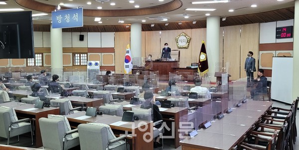 ▲ 13일 열린 임시회 본회의에서 이홍규 부의장이 출석의원 14명을 확인하고 ‘시장직 인수위원회 운영 조례’ 제정을 위해 개회를 선언하고 있다. 