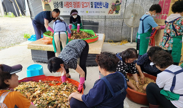 사랑의 장 담그기와 밑반찬 나눔을 위해 반찬을 만들고 있는 삼송1동 새마을부녀회.