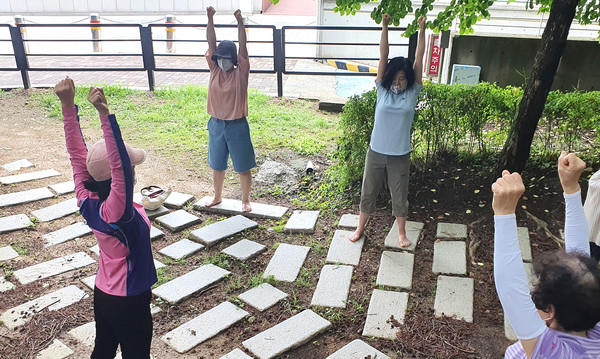 걷기 전 준비운동은 필수다.