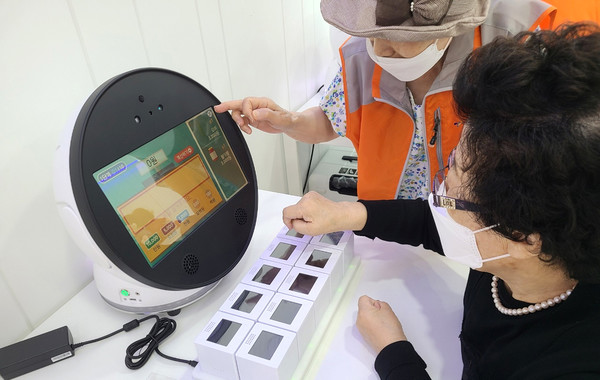 대화노인종합복지관 이용자인 어르신들이 디지털 기기 체험 교육을 받고 있다