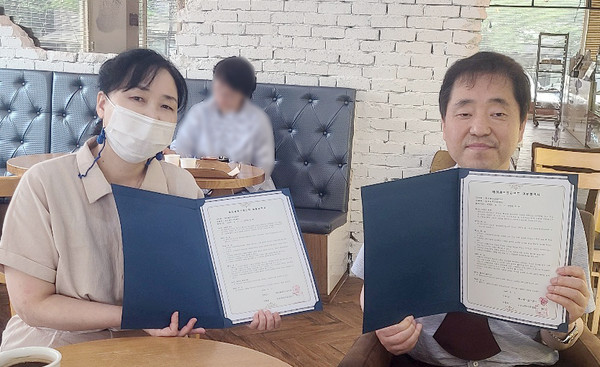 지역의 아동센터와 나눔 협약식을 통해 자사제품을 지원하기로 한 에이셰프크라프트 조충제 회장(오른쪽)