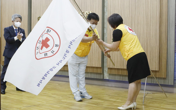 적십자회기를 전당하는 박진수 고양지구봉사회장