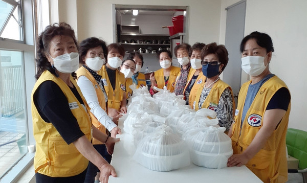 능곡동 적십자회와 지역사회보장협의체가 지역의 어려운 이웃을 위해 나눔을 가졌다.