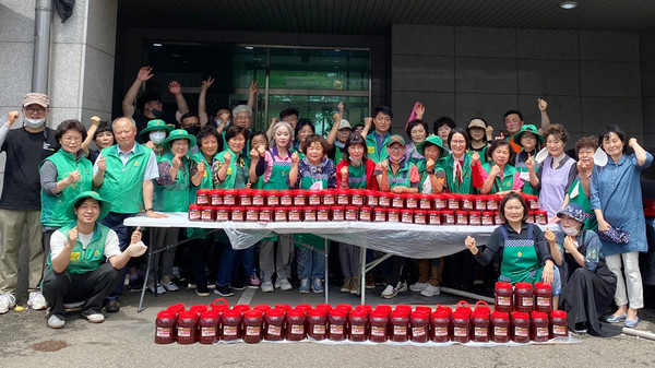 고양시새마을회가 고추장을 담가 사회복지시설과 부녀회 미구성 동에 전달했다.