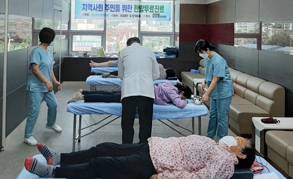 운정한방병원이 가좌동과 연계해 지역의 취약계층에 양·한방 진료서비스를 운영했다.