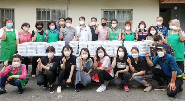 효자동이 열무김치를 담가 지역의 어려운 이웃에 전달했다.