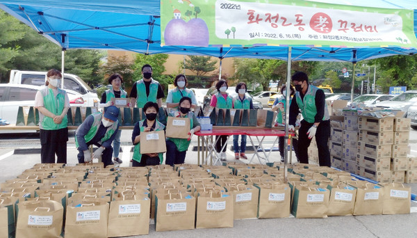 화정2동이 지역의 고령 어르신들에게 효꾸러미를 전달하고 안부도 확인했다.