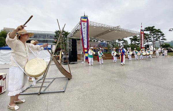 북소리와 회원들의 공연은 관객들을 불러 모았다.
