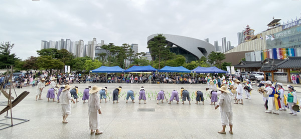 고양문화원 앞 마당은 관객들로 가득했다.