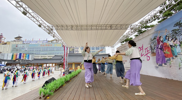 무대 위 들소리 공연. 신명나는 농요가 흥겨움을 더했다.