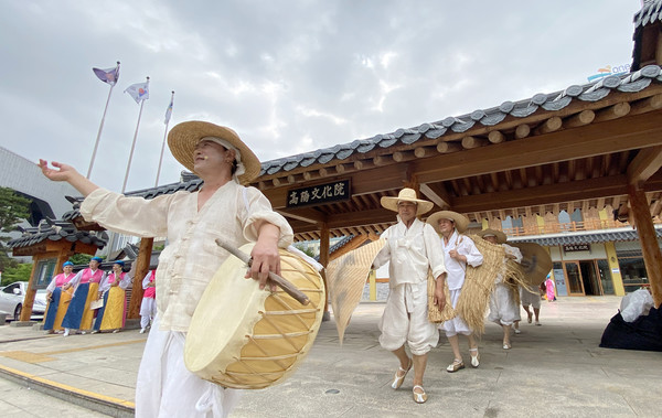 공연을 알리며 무대로 들어가는 최장규 예술감독과 회원들