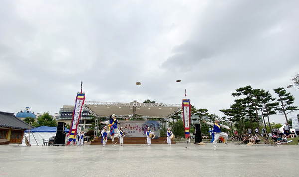 버나돌리기는 한시도 눈을 뗄수가 없었다.