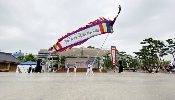 농자천하지대본 농기를 흔들고 있는 고양들소리 회원