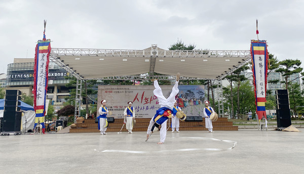 상투돌리기 공연은 압권이었다.