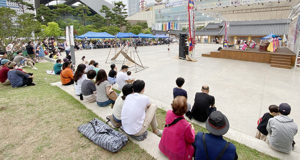 주말에 펼쳐진 공연은 2시간 여동안 관객들의 발길을 붙잡았다.