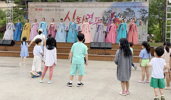 어린이들도 우리가락에 함께 했다.