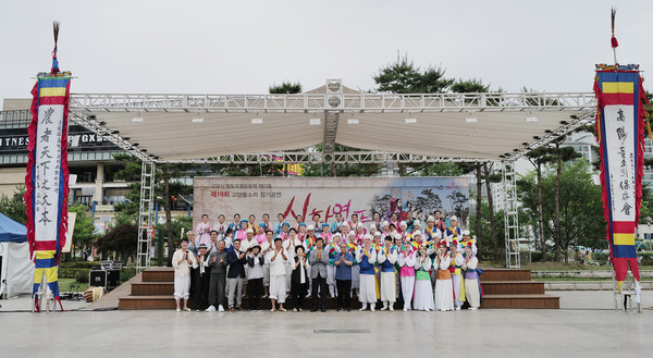 공연을 마치고 다함께 기념촬영을 한 고양들소리 공연 관계자들.