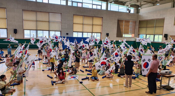 화정2동 새마을지도자협의회가 화정초등학교와 태극기 나눔 행사를 가졌다.