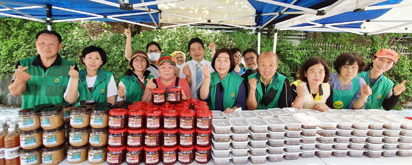  정발산동이 밑반찬을 만들어 지역의 취약계층을 위해 나눔을 진행했다.