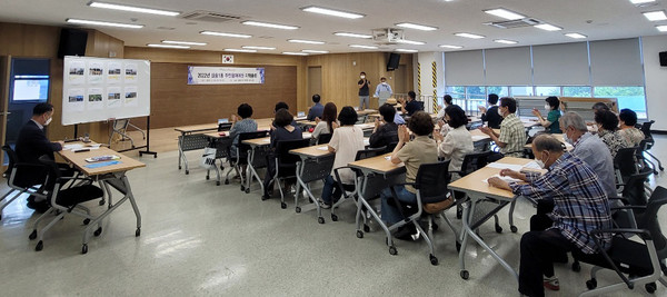  삼송1동이 주민참여예산 제안 사업에 대한 주민 의견 수렴과 선정을 위한 지역총회를 개최하고 있다.