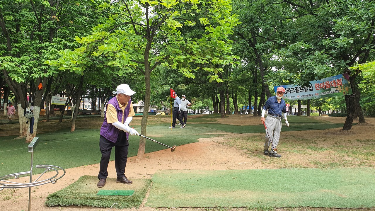 파크골프의 경기방식은 기존 골프와 비슷하지만 잔디 위에 공을 굴리듯이 진행하는 방식은 게이트볼과 비슷하다. 기존 골프 보다 배우기도 쉽고 비용 부담도 적어 어르신들 사이에 인기가 높다.