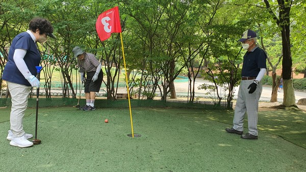 화정파크골프클럽에는 남성 회원보다 여성 회원이 훨씬 많다.