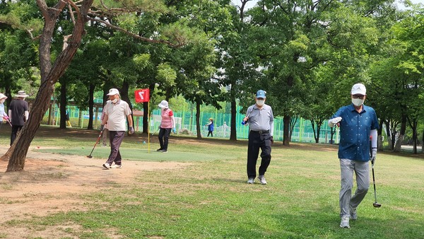 9홀인 화정파크골프장은 한바퀴 도는데 약 7000보를 걷는다.