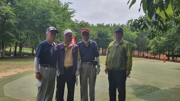 왼쪽부터 김광현, 유재준, 정성헌, 이흥우 어르신.