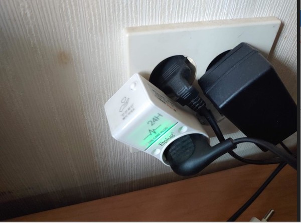 전력 사용량과 조도를 실시간으로 측정하고 이를 사물인터넷망을 통해 전송하는 기기인 ‘스마트 돌봄플러그’