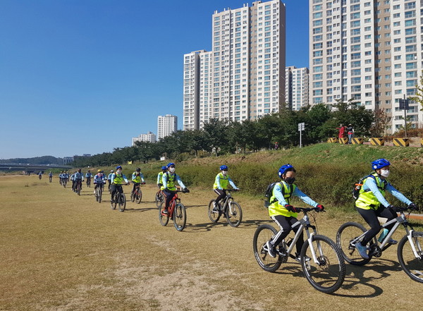라이딩을 즐기고 있는 시민들. [사진제공 = 고양시]
