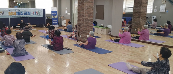  삼송2동이 실버체조 교실을 운영하고 있다.