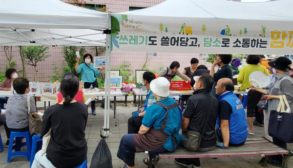 정발산동이 자원순환 대표 사업인 쓰담쓰담DAY ‘쓰레기도 쓸어담고, 담소로 소통하다’를 개최하고 있다. 
