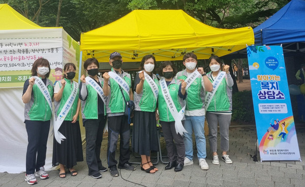 화정2동이 찾아가는복지상담소를 운영하고 주민들에게 맞춤형 복지사업 상담과 복지정보 등을 제공했다.